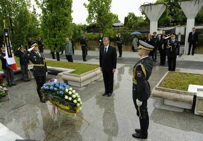 Predsednik republike dr. Danilo Türk je ob dnevu državnosti in 20. obletnici samostojnosti Republike Slovenije položil venec na Pomnik padlim v vojni za Slovenijo '91 (foto: Nebojša Tejić)
