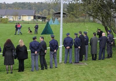 Predsednik republike dr. Danilo Türk si je ogledal predstavitev dela in opreme Posebne policijske enote in Oddelka za šolanje službenih psov v Policijski akademiji (foto: Nebojša Tejić/STA)