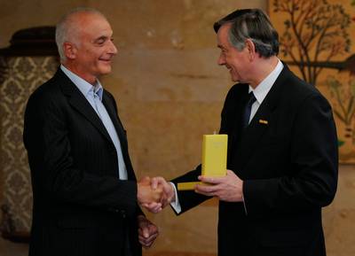 Predsednik republike dr. Danilo Türk je z Zlatim redom za zasluge odlikoval podjetje Pipistrel (foto: Nebojša Tejić/STA)