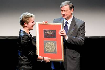 Predsednik republike dr. Danilo Türk je na slavnostni prireditvi Zlata nit 2011 podelil priznanje za najboljšega zaposlovalca v letu 2011 v kategoriji velikih podjetij, ki ga je prejelo podjetje Adria Mobil (foto: Stanko Gruden/STA)