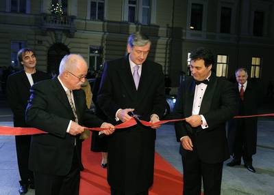 Predsednik republike dr. Danilo Türk je v družbi ministra dr. Boštjana Žekša in ravnatelja SNG Opera in balet Ljubljana Mitje Bervarja slovesno prerezal trak ob odprtju prenovljene ljubljanske operno-baletne hiše (foto: Tamino Petelinšek/STA)