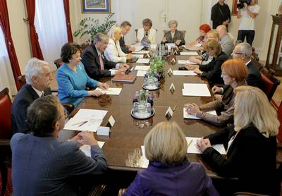 Predsednik dr. Danilo Türk in soproga Barbara Miklič Türk sta sprejela vodje državnih presejalnih programov DORA, ZORA in SVIT, predstavnike Ministrstva za zdravje, onkološkega inštituta in slovenskih društev, ki delujejo na področju boja proti raku (foto: Daniel Novakovič/STA)