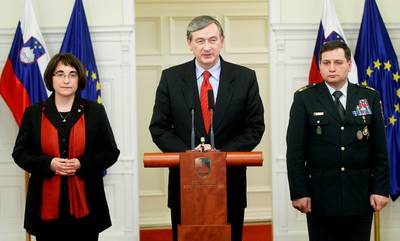 Ministrica za obrambo dr. Ljubica Jelušič in načelnik Generalštaba Slovenske vojske generalmajor mag. Alojz Šteiner sta predsedniku republike in vrhovnemu poveljniku obrambnih sil dr. Danilu Türku predstavila letno poročilo o pripravljenosti Slovenske vojske (foto: Stanko Gruden/STA)