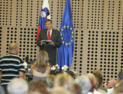 Predsednik republike dr. Danilo Türk je nagovoril udeležence zaključne prireditve projekta Prostovoljec leta 2009 (foto: Tina Kosec/STA)