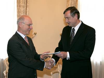 Predsednik Fiskalnega sveta dr. Marjan Senjur je predsedniku republike dr. Danilu Türku predal Letno poročilo Fiskalnega sveta 2010 (foto: Tina Kosec/STA)