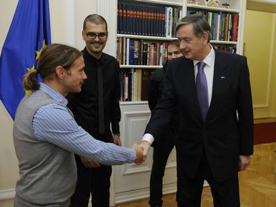 Predsednik republike dr. Danilo Türk je sprejel slovenske predstavnike gibanja Movember, ki na svetovni ravni opozarja in informira o moških boleznih, med katerimi je posebej izpostavljen rak prostate (foto: Nebojša Tejić/STA)