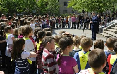 Predsednik republike dr. Danilo Türk je obiskal Osnovno šolo Majde Vrhovnik, ki je z Uradom predsednika Republike Slovenije sodelovala v dobrodelni okoljski akciji Star papir za novo upanje (foto: Nebojša Tejić/STA)