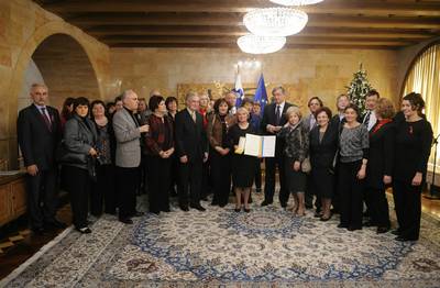 Predsednik republike dr. Danilo Türk je z Zlatim redom za zasluge odlikoval Društvo Bralna značka Slovenije – ZPMS (foto: Nebojša Tejić/STA)