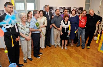 Predsednik republike dr. Danilo Türk in soproga Barbara Miklič Türk sta se udeležila odprtja likovne razstave članic in članov Društva gluhoslepih Slovenije Dlan z naslovom "Zvok tišine in svetloba teme" (foto: Nebojša Tejić/STA)