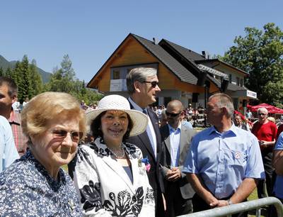 Predsednik republike dr. Danilo Türk in soproga Barbara Miklič Türk sta si ogledala prikaz vaje gorskega reševanja (foto: Tina Kosec/STA)