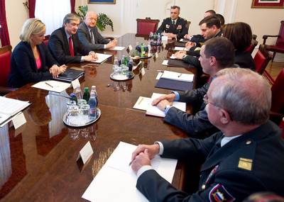 Ministrica za obrambo dr. Ljubica Jelušič in načelnik Generalštaba Slovenske vojske generalmajor mag. Alojz Šteiner sta predsedniku republike in vrhovnemu poveljniku obrambnih sil dr. Danilu Türku predstavila letno poročilo o pripravljenosti Slovenske vojske (foto: Stanko Gruden/STA)