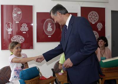 Predsednik republike dr. Danilo Türk je obiskal Gimnazijo Jurija Vege Idrija, kjer si je ogledal razstavo idrijske čipke in prikaz klekljanja (foto: Tina Kosec/STA)