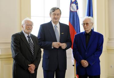 Predsednik republike dr. Danilo Türk je z Zlatim redom za zasluge odlikoval Toneta Pavčka in Karla Pečka (FA BOBO)