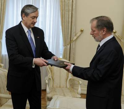 Predsednik Državne volilne komisije Anton Gašper Frantar je predsedniku republike dr. Danilu Türku predal poročilo Državne volilne komisije o izidu predčasnih volitev v Državni zbor Republike Slovenije (foto: Nebojša Tejić/STA)