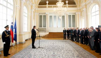 Predsednik republike dr. Danilo Türk je priredil sprejem za predsednika in člane prvega Predsedstva Republike Slovenije, takratnega predsednika Skupščine Republike Slovenije, predsednika prve Vlade Republike Slovenije, takratne člane Republiške koordinacije, vojne poveljnike pokrajinskih in območnih štabov Teritorialne obrambe, načelnike uprav za notranje zadeve ter za predsednike veteranskih in domoljubnih organizacij, kjer bo nagovoril udeležence sprejema (foto: Stanko Gruden/STA)