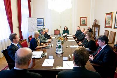 Predsednik republike dr. Danilo Türk je ob obletnici konca prve svetovne vojne organiziral pogovor o projektu Pot miru od Alp do Jadrana v spomin na Soško fronto, na katerem so sodelovali predstavniki Fundacije Poti miru v Posočju (foto: Stanko Gruden/STA)