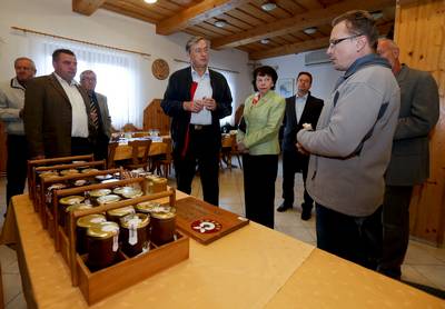 Predsednik republike dr. Danilo Türk in soproga Barbara Miklič Türk sta obiskala turistično ekološko kmetijo Pecel (foto: Stanko Gruden/STA)