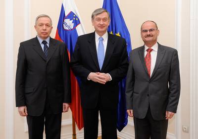 Predsednik in vrhovni poveljnik obrambnih sil dr. Danilo Türk je sprejel nekdanjega načelnika Generalštaba Slovenske vojske generalpodpolkovnika Albina Gutmana in nekdanjega načelnika Republiškega štaba Teritorialne obrambe generalmajorja Janeza Slaparja ob njuni upokojitvi (foto: Nebojša Tejić/STA)