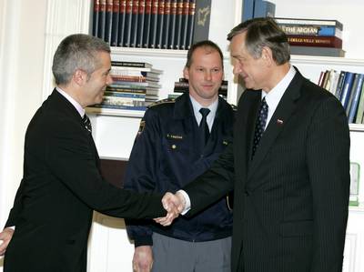 Predsednik republike dr. Danilo Türk je sprejel generalnega direktorja slovenske policije Janka Gorška in direktorja Policijske uprave Ljubljana Stanislava Vrečarja (foto: Tina Kosec/STA)