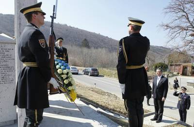 Predsednik republike dr. Danilo Türk bo položil venec k Spomeniku padlim slovenskim vojakom na Škabrijelu (foto: Tina Kosec/STA)