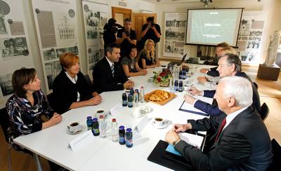 Predsednik republike dr. Danilo Türk se je srečal z županom Občine Krško mag. Miranom Stankom in predstavniki občine, ki so mu predstavili delovanje in projekte občine (foto: Stanko Gruden/STA)