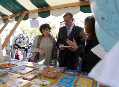 Predsednik republike dr. Danilo Türk in soproga Barbara Miklič Türk sta se udeležila Bazarja nevladnih organizacij, sklepne prireditve 11. vseslovenskega festivala nevladnih organizacij LUPA 2012 (foto: Tina Kosec/STA)