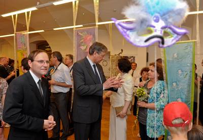 Predsednik republike dr. Danilo Türk in soproga Barbara Miklič Türk sta se udeležila odprtja likovne razstave članic in članov Društva gluhoslepih Slovenije Dlan z naslovom "Zvok tišine in svetloba teme" (foto: Nebojša Tejić/STA)