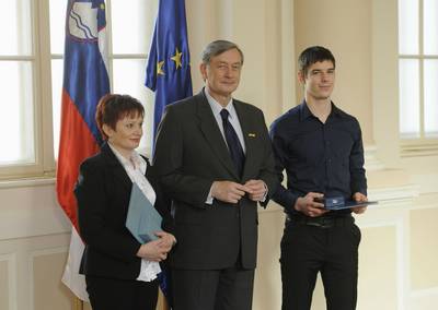 Predsednik republike dr. Danilo Türk je z Redom za zasluge odlikoval Marijano Sukič, z Medaljo za hrabrost pa je odlikoval Roka Vorija (foto: Nebojša Tejić/STA)