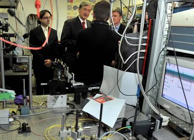 Predsednik republike dr. Danilo Türk je obiskal Institut "Jožef Stefan", kjer se je seznanil z odmevnimi dosežki slovenskih znanstvenikov na področju fizike tekočih kristalov (foto: Tamino Petelinšek/STA)