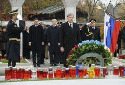 Predsednik Republike Slovenije dr. Danilo Türk je položil venec k Pomniku padlim v vojni za Slovenijo '91 na ljubljanskem Pokopališču Žale (foto: Nebojša Tejić/STA)