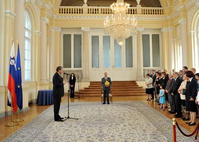 Predsednik republike dr. Danilo Türk je z Zlatim redom za zasluge odlikoval Petra Kovačiča Peršina (foto: Tamino Petelinšek/STA)