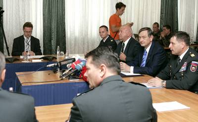 Predsednik republike in vrhovni poveljnik obrambnih sil dr. Danilo Türk je ob dnevu državnosti preko videokonference nagovoril pripadnice in pripadnike Slovenske vojske v mednarodnih operacijah, na misijah ter na vojaških predstavništvih (foto: Tina Kosec/STA)