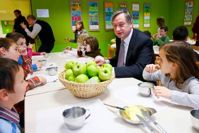 Predsednik republike dr. Danilo Türk je obiskal Osnovno šolo Polhov Gradec, kjer je sodeloval v projektu Tradicionalni slovenski zajtrk (foto: Stanko Gruden/STA)