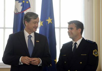 Predsednik republike dr. Danilo Türk je z Medaljo za hrabrost odlikoval policista Aleša Cesarja (FA BOBO)