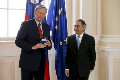 Predsednik Evropskega računskega sodišča Vítor Manuel da Silva Caldeira je predsedniku Republike Slovenije dr. Danilu Türku vročil medaljo Evropskega računskega sodišča (foto: Stanko Gruden/STA)