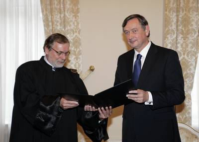 Predsednik Državne volilne komisije Anton Gašper Frantar je predsedniku republike dr. Danilu Türku predal poročilo Državne volilne komisije o izidu volitev v Državni zbor Republike Slovenije (FA BOBO)