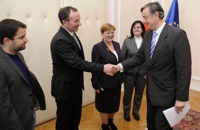 Predsednik republike dr. Danilo Türk je sprejel predstavnike Slovenskega foruma socialnega podjetništva in predlagateljico Zakona o socialnem podjetništvu (foto: Nebojša Tejić/STA)
