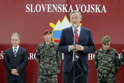 Predsednik republike dr. Danilo Türk je vročil odlikovanje Zlati red za zasluge Šoli za podčastnike Andrej Komel plemeniti – Sočebran (foto: Daniel Novakovič/STA) 