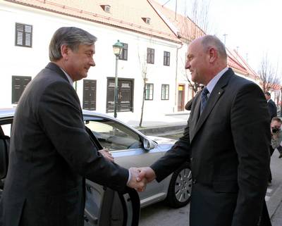 Predsednik republike dr. Danilo Türk je obiskal Slovenske Konjice, kjer se je srečal z županom občine Miranom Gorinškom (foto: Tina Kosec/STA)