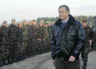 Predsednik republike in vrhovni poveljnik obrambnih sil dr. Danilo Türk si je ogledal nove zmogljivosti Slovenske vojske in se seznanil z izvedbo vojaške vaje "Svizec 09" (FA BOBO)