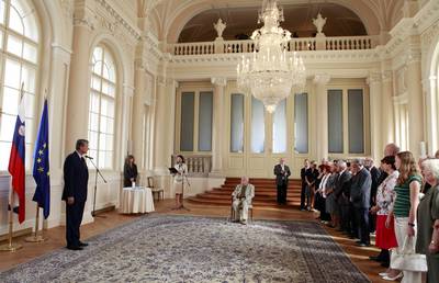 Predsednik republike dr. Danilo Türk je z Redom za zasluge odlikoval Berta Pribca (foto: Tina Kosec/STA)