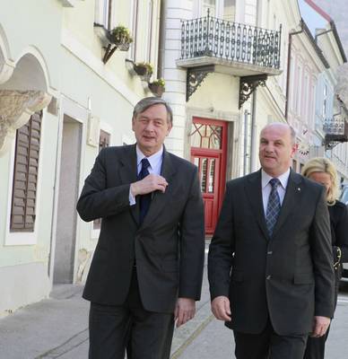Predsednik republike dr. Danilo Türk je obiskal Slovenske Konjice, kjer se je srečal z županom občine Miranom Gorinškom (foto: Tina Kosec/STA)