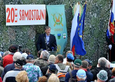Predsednik republike dr. Danilo Türk se je udeležil slovesnosti ob 20. obletnici vojne za Slovenijo 1991 in napada na RTV oddajnik Kum (foto: Tamino Petelinšek/STA)