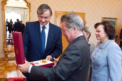 Predsednik Republike Slovenije dr. Danilo Türk in zvezni predsednik Republike Avstrije dr. Heinz Fischer sta drug drugemu podelila najvišji državni odlikovanji (foto: Stanko Gruden/STA)