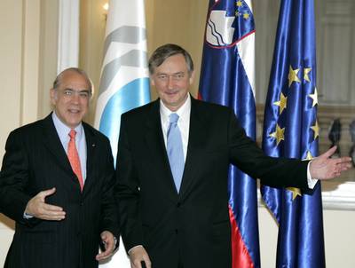 Predsednik Republike Slovenije dr. Danilo Türk je sprejel generalnega sekretarja Organizacije za gospodarsko sodelovanje in razvoj (OECD) Angela Gurrío (foto: Tina Kosec/STA) 