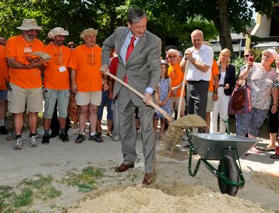 Predsednik dr. Danilo Türk se je udeležil prostovoljske delovne akcije preureditve igrišča v moderen večnamenski javni prostor, ki poteka v okviru evropskega projekta "PreNova mesta (ReNewTown) – Nova post-socialistična mesta: konkurenčna in privlačna" (foto: Nebojša Tejić/STA)