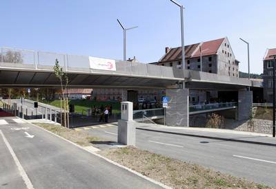 Predsednik republike dr. Danilo Türk in soproga Barbara Miklič Türk sta se udeležila slovesnega odprtja Fabianijevega mostu v Ljubljani (foto: Tina Kosec/STA)