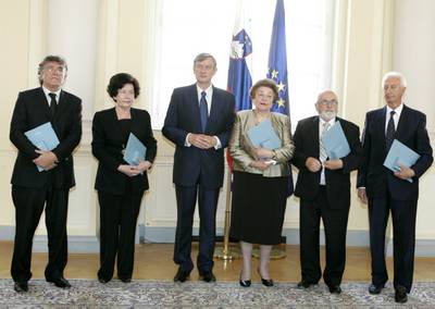 Predsednik republike dr. Danilo Türk je z Redom za zasluge odlikoval dr. Jolando Jezernik Leskovšek, dr. Marjana Pajntarja, mag. Venčeslava Pišota, Rasto Radešček Rakar dr. Vita Vrbiča (foto: Tina Kosec/STA)