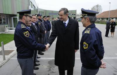 Predsednik republike dr. Danilo Türk si je ogledal predstavitev dela in opreme Posebne policijske enote in Oddelka za šolanje službenih psov v Policijski akademiji (foto: Nebojša Tejić/STA)
