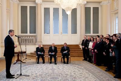 Predsednik republike dr. Danilo Türk je z Redom za zasluge odlikoval Zvezo delovnih invalidov Slovenije, mag. Martina Totha in dr. Josipa Miloša Turka (foto: Stanko Gruden/STA)